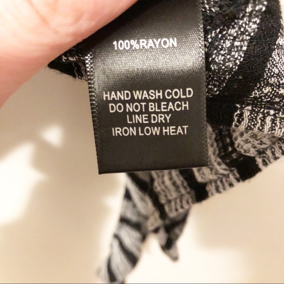 Lulu’s cropped tie-front top - Picture 7 of 8